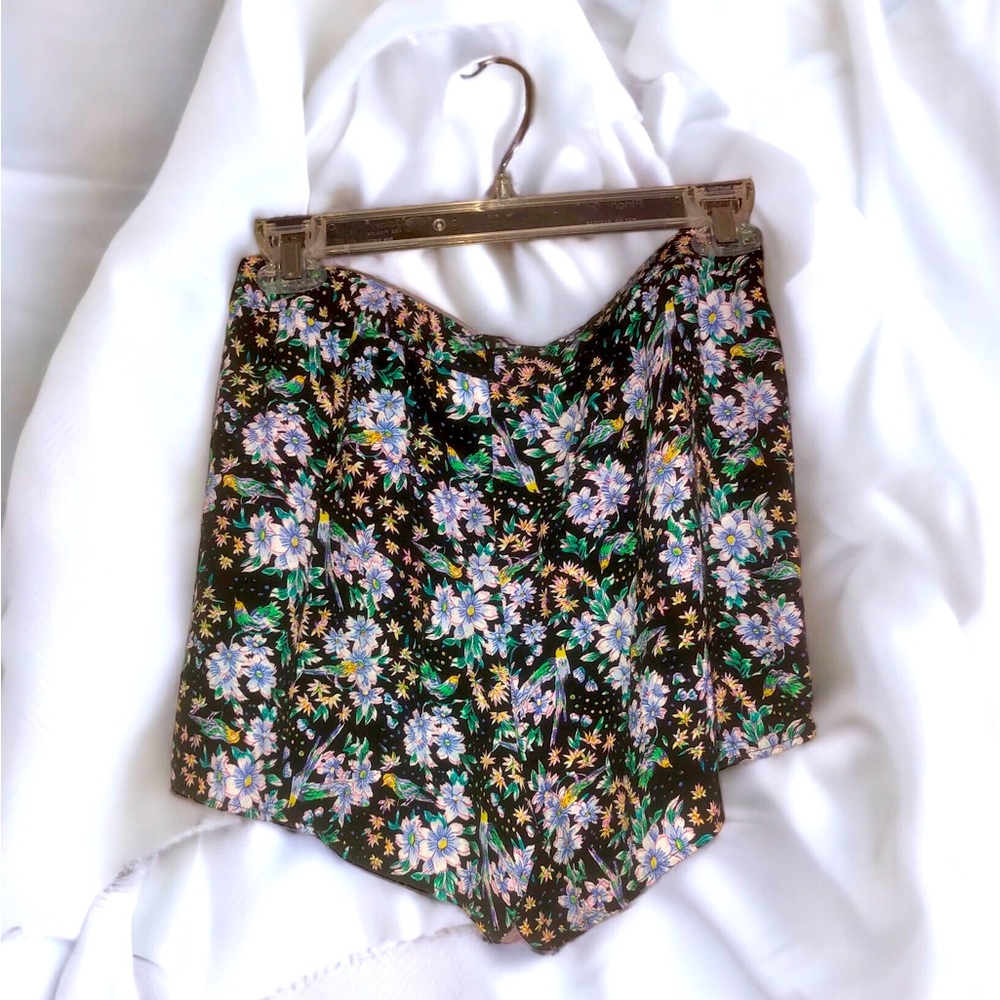 Anthropologie floral shorts. Silky cool feel. Size XS Black/Floral w pockets